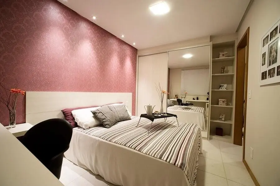 decoração de quarto de casal com papel de parede romântico rosa Foto MC3 Arquitetura