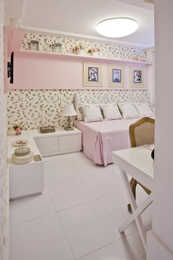 decoração de quarto de menina com papel de parede romântico feminino floral Foto Conceição Barbosa