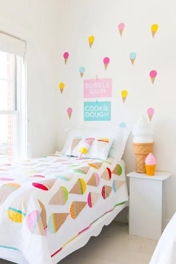 decoração de quarto para criança branco com adesivos de sorvete para parede Foto Jeito de Casa