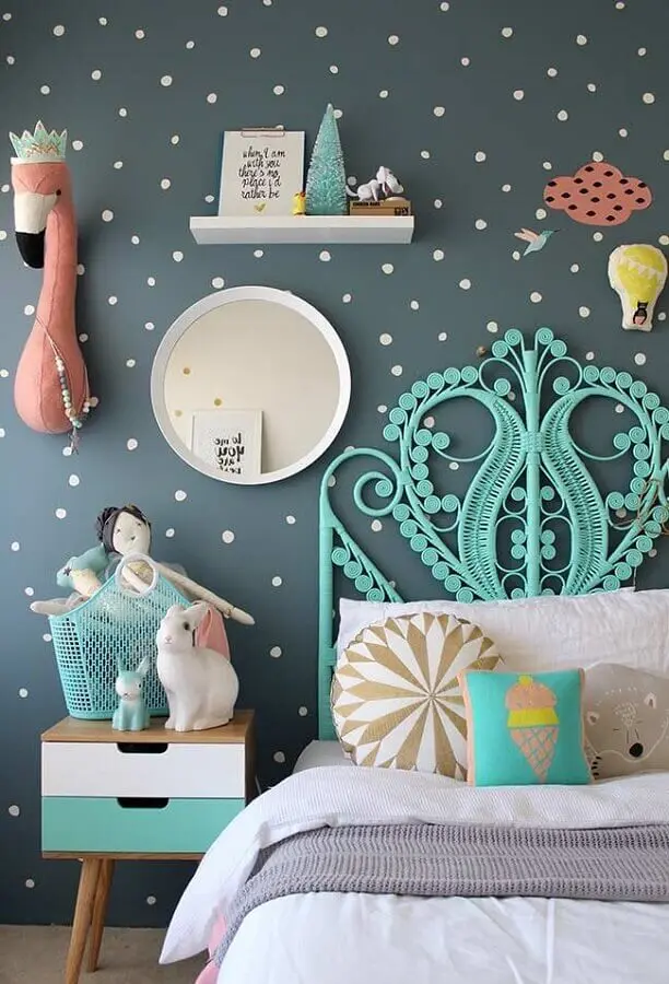 decoração de quarto para criança cinza com papel de parede de bolinhas e cabeceira verde água Foto Futurist Architecture