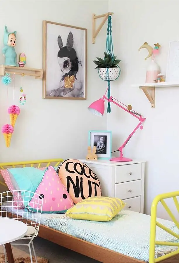 decoração de quarto para criança com almofadas divertidas e luminária rosa Foto Pinterest