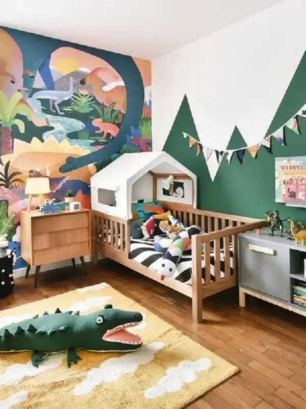 decoração de quarto para criança com papel de parede colorido e cama de madeira em formato de casinha Foto Pinterest