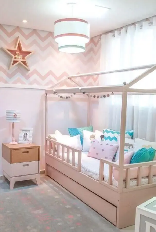 decoração de quarto para criança menina rosa claro com cama casinha Foto Pinterest