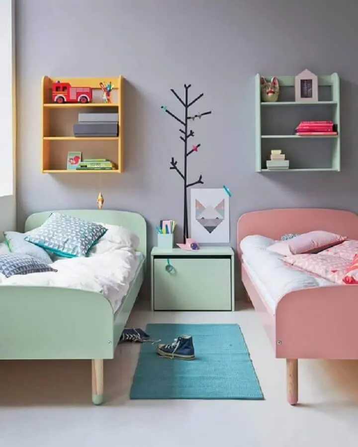 decoração de quarto para criança verde e rosa com parede cinza Foto MdeMulher