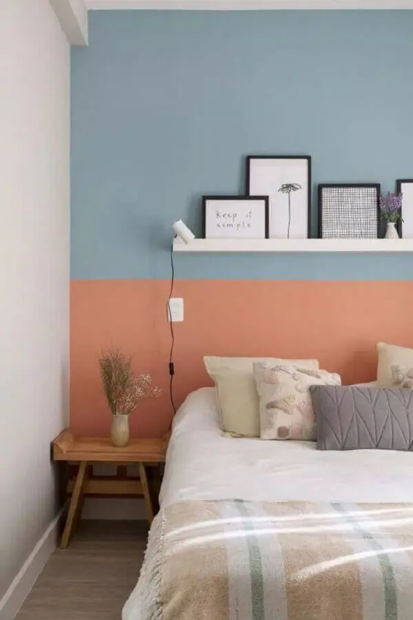 decoração de quarto simples com parede na cor azul pastel e rosa Foto Pinterest