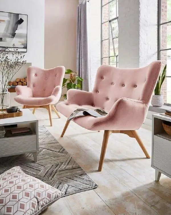 Decoraçaõ de sala de estar com poltrona capitonê rosa