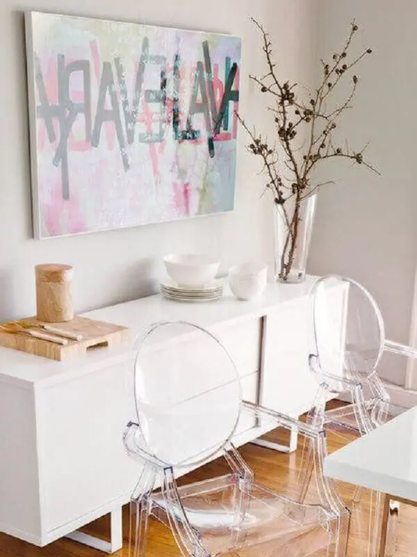 decoração de sala de jantar com buffet pequeno branco e cadeiras de acrílico transparente Foto Micasa Revista
