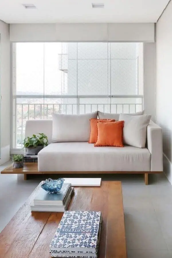 Sofá simples na varanda moderna