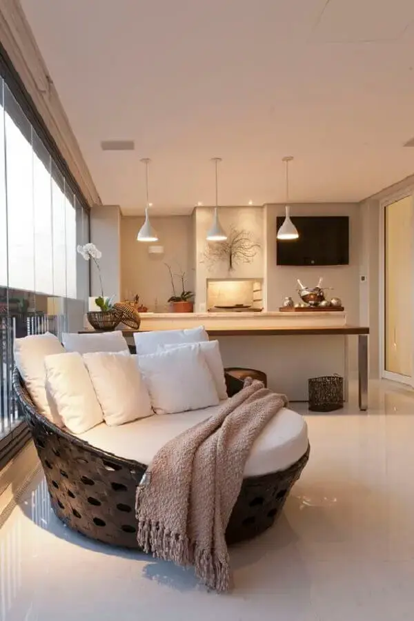 decoração de varanda de apartamento aconchegante com sofá redondo grande Foto Decora Dorabile