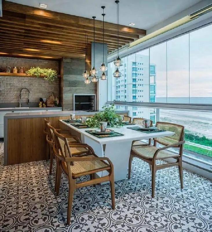 decoração de varanda de apartamento gourmet com churrasqueira e mesa integrada à bancada Foto Pinterest