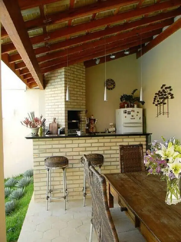 decoração de varanda externa simples com churrasqueira e jardim Foto Homify