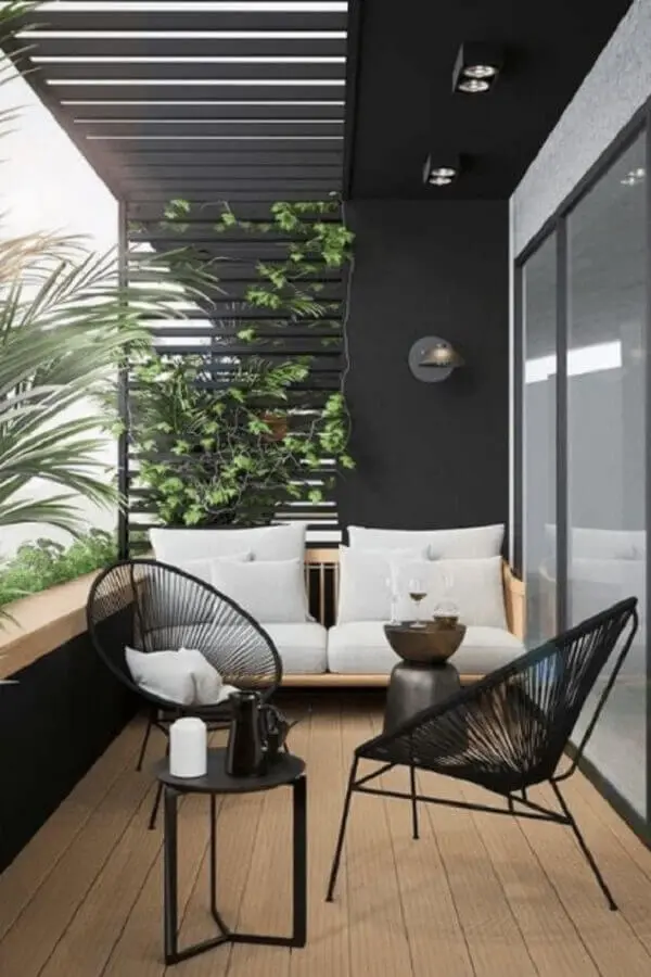 decoração de varanda moderna preta com madeira Foto Simply Design Life