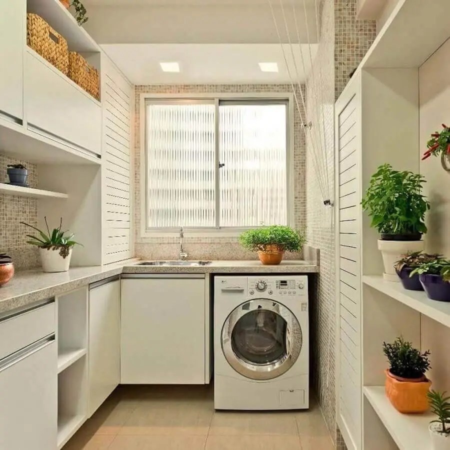 decoração em cores claras e neutras com armário para lavanderia planejado Foto Madeirol Móveis Planejados