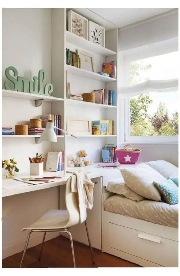 decoração em cores claras para quarto de adolescente feminino com prateleiras planejadas Foto Pinterest
