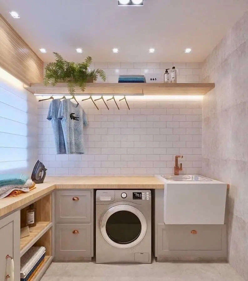 decoração em cores neutras com armário para lavanderia planejado e prateleira de madeira Foto Pinterest