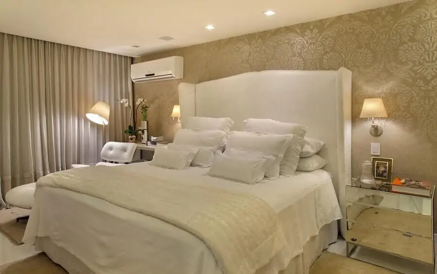 decoração em cores neutras para quarto de casal com papel de parede romântico com arabescos Foto Anelise Morgan