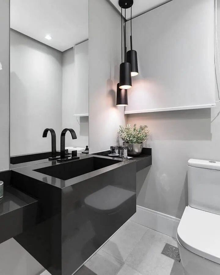 decoração em tons de cinza com  pendente para banheiro moderno Foto Braccini + Lima Arquitetura
