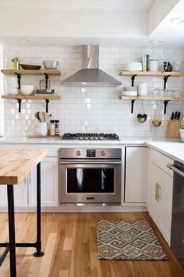 decoração estilo clássico com revestimento branco liso para cozinha Foto Jeito de Casa