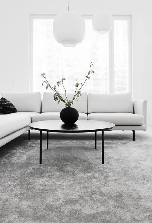 decoração minimalista para sala de estar toda branca com tapete cinza Foto We Heart It