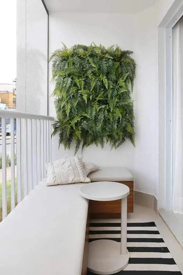 decoração minimalista para varanda pequena com sofá de canto e jardim vertical Foto Pinterest