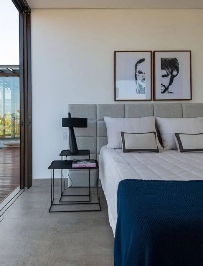 decoração moderna com mesa de canto quadrada para quarto de casal cinza e branco Foto Casa de Valentina