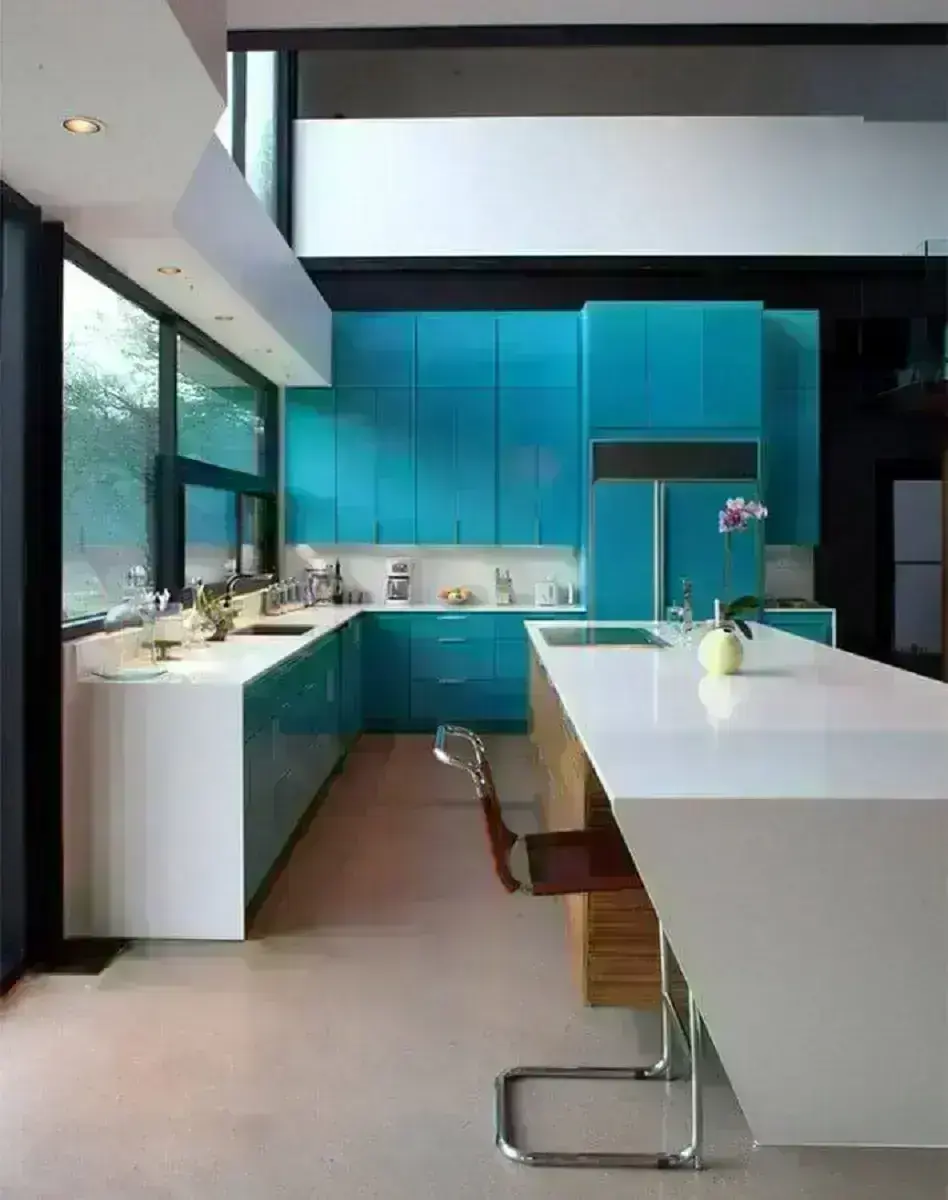 decoração moderna para cozinha planejada com ilha branca e armário na cor azul turquesa  Foto Pinterest