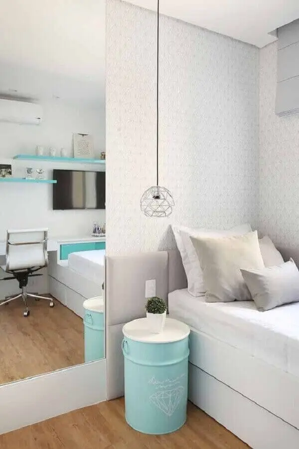 decoração moderna para quarto de adolescente feminino todo branco com tonel azul turquesa Foto Pinterest