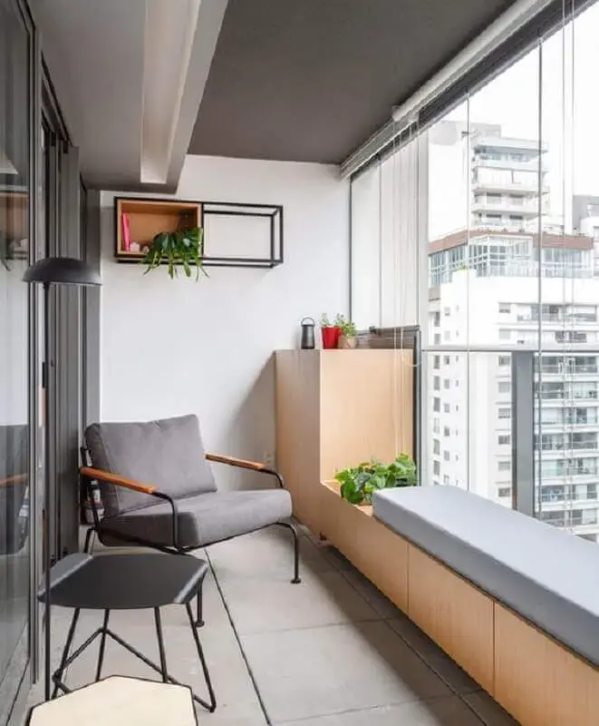 decoração moderna para varanda de apartamento pequeno com poltrona cinza e banco de madeira Foto Pinterest