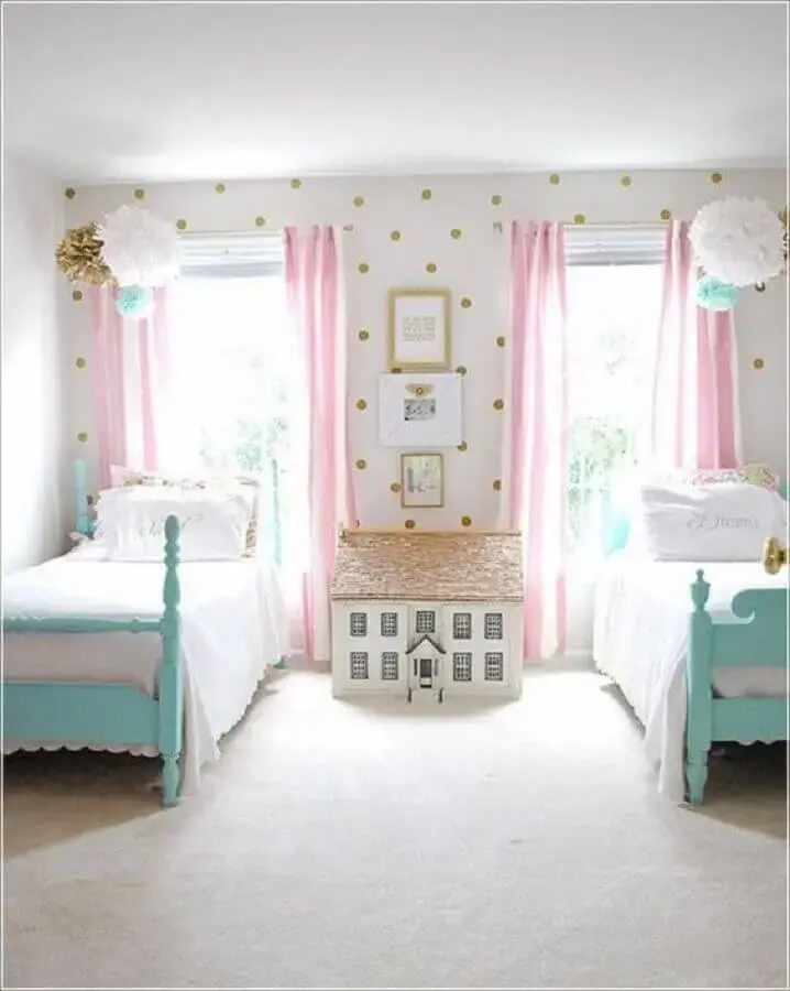 decoração para quarto de criança branco azul e rosa com papel de parede de bolinhas Foto Futurist Architecture
