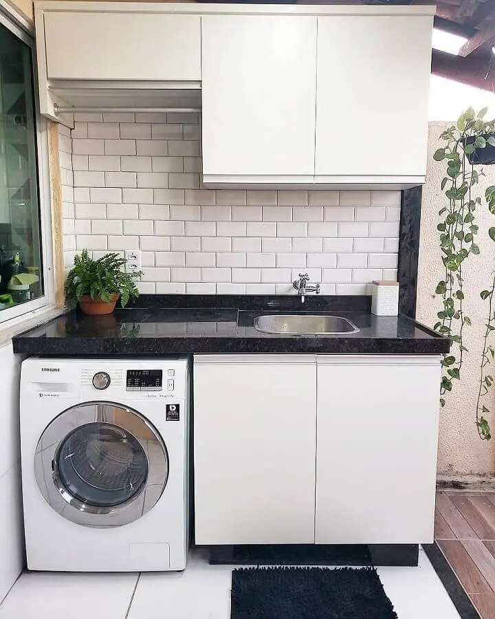 decoração simples com armário pequeno para lavanderia branca e preta Foto Pinterest