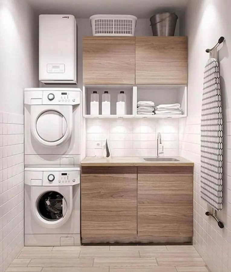 decoração simples com armário pequeno para lavanderia de madeira Foto Ashley Winn Design