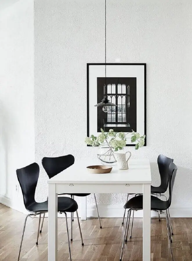 decoração simples com cadeiras pretas para sala de jantar minimalista Foto Coco Lapine Design