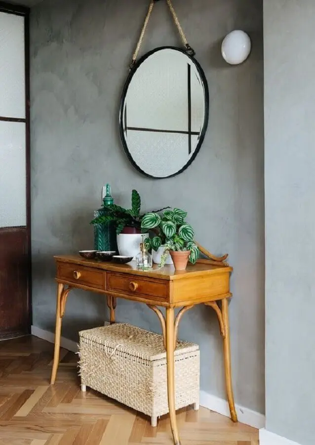 decoração simples com espelho redondo e aparador pequeno com gaveta de madeira Foto Histórias de Casa