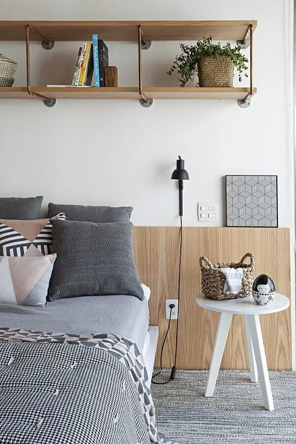 decoração simples com mesa de canto redonda para quarto com cabeceira de madeira Foto Futurist Architecture