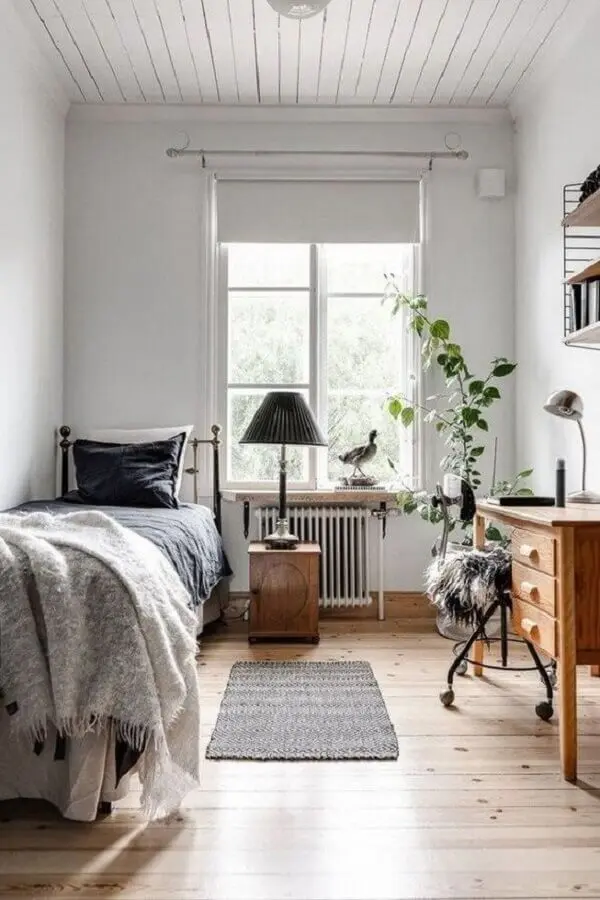 decoração simples com passadeira para quarto de solteiro  Foto Contemporary Home Designs