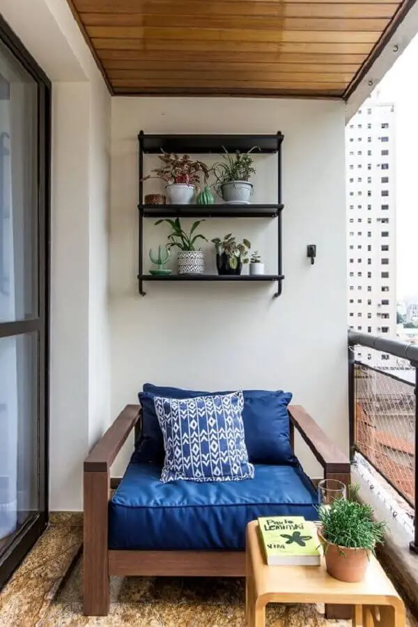 decoração simples com poltrona de madeira para varanda de apartamento Foto D2N Arquitetura Interiores