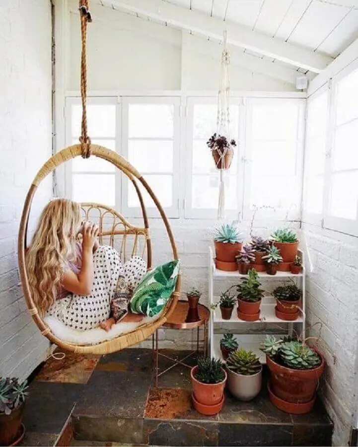 decoração simples com vasos de plantas e poltrona balanço suspensa Foto LIV For Interiors