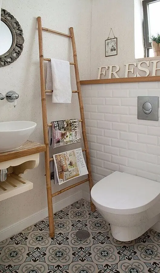 decoração simples para banheiro com metro white e piso antigo Foto Casa de Valentina