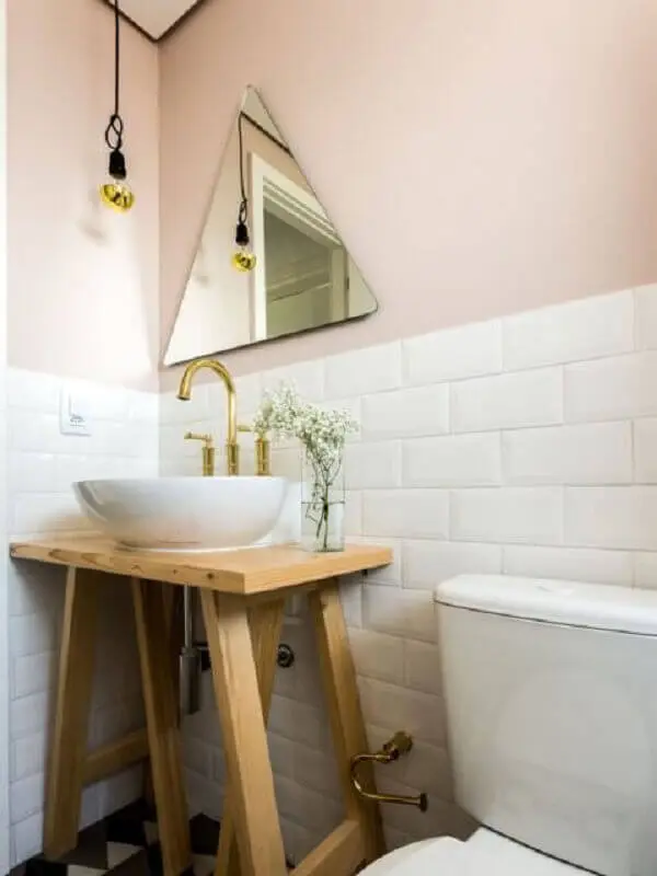 decoração simples para banheiro com parede rosa e metro white branco Foto Pinterest