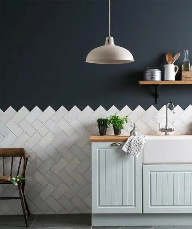 decoração simples para cozinha com metro white e parede preta Foto Casa Montada