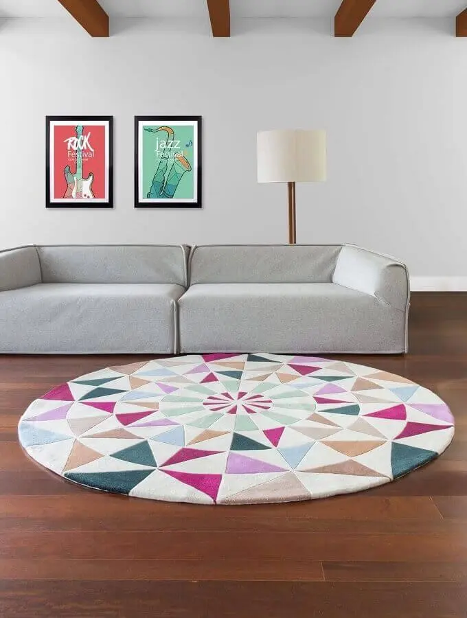 decoração simples para sala minimalista com tapete redondo colorido Foto Pinterest