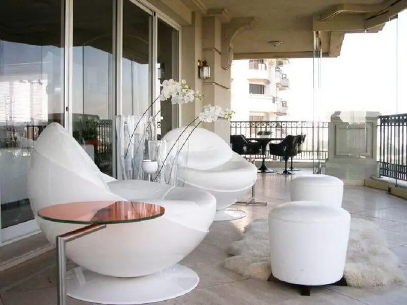 decoração sofisticada com poltrona confortável para varanda de apartamento Foto Pinterest