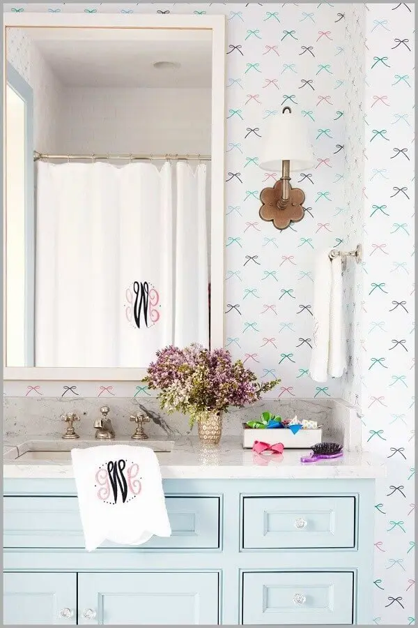 delicado papel de parede romântico para banheiro decorado com gabinete azul pastel Foto Achados da Decoração