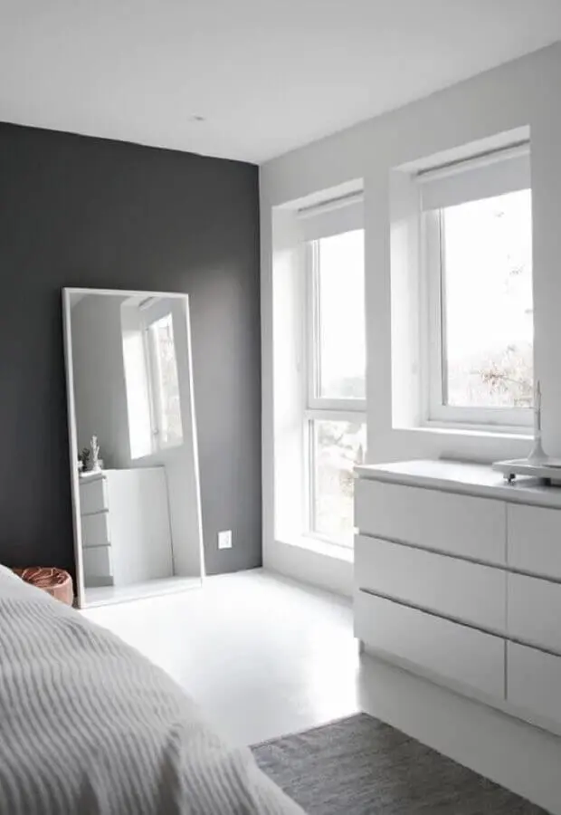 espelho de chão e passadeira para quarto decorado branco e cinza  Foto Macho Moda