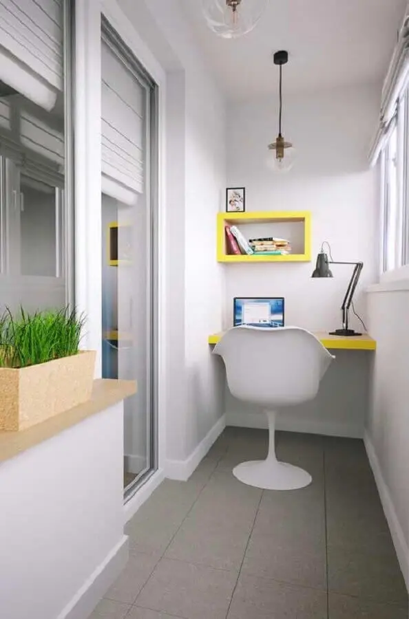 home office para varanda pequena decorada toda branca com detalhes em amarelo Foto Andrea Móveis