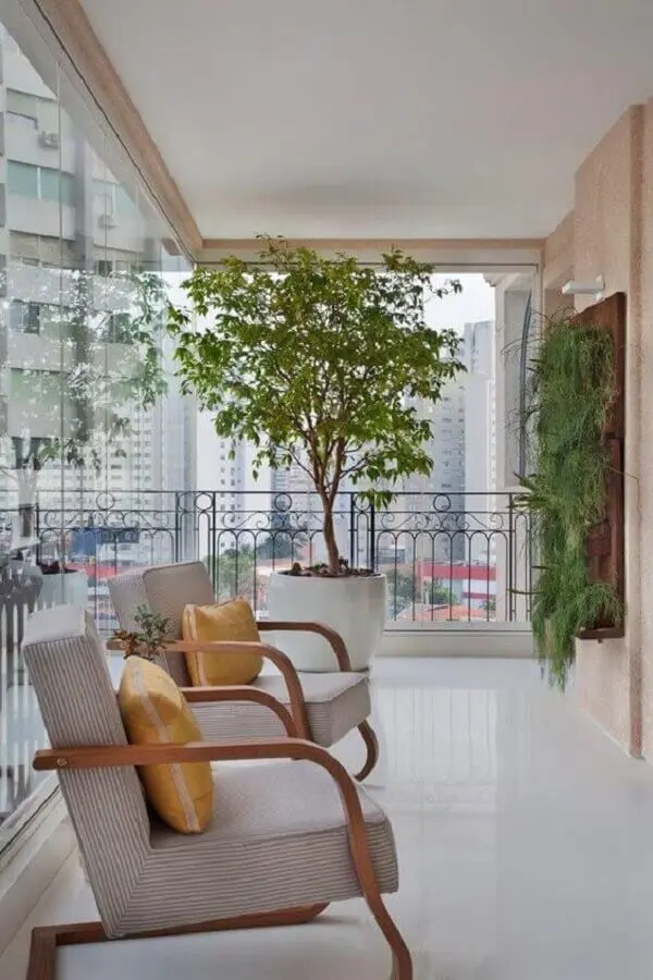 jardim vertical para decoração de varanda de apartamento com poltronas de madeira e vaso de planta grande Foto Casa de Valentina