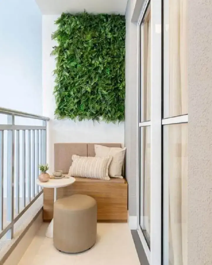 jardim vertical para decoração de varanda pequena com banco de madeira Foto Jeito de Casa
