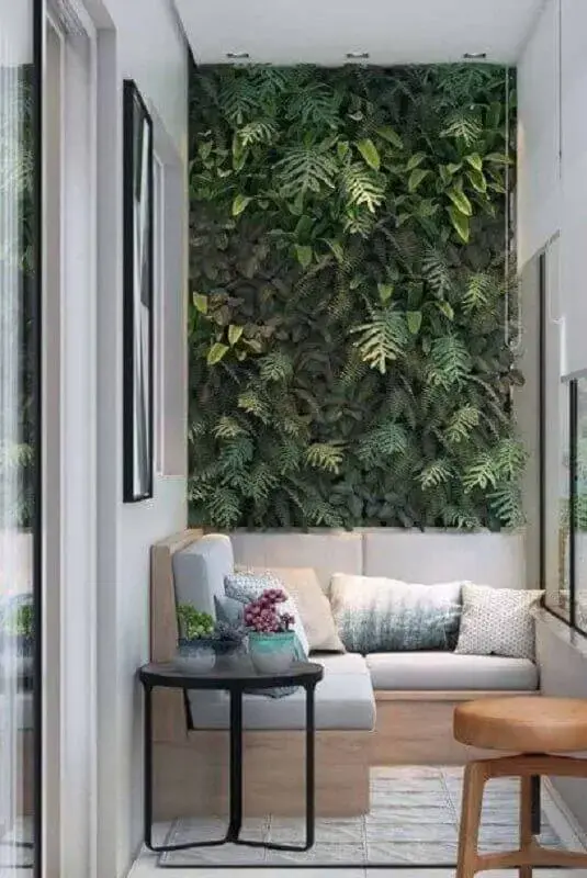 jardim vertical para decoração de varanda pequena com sofá de canto planejado Foto Architrends