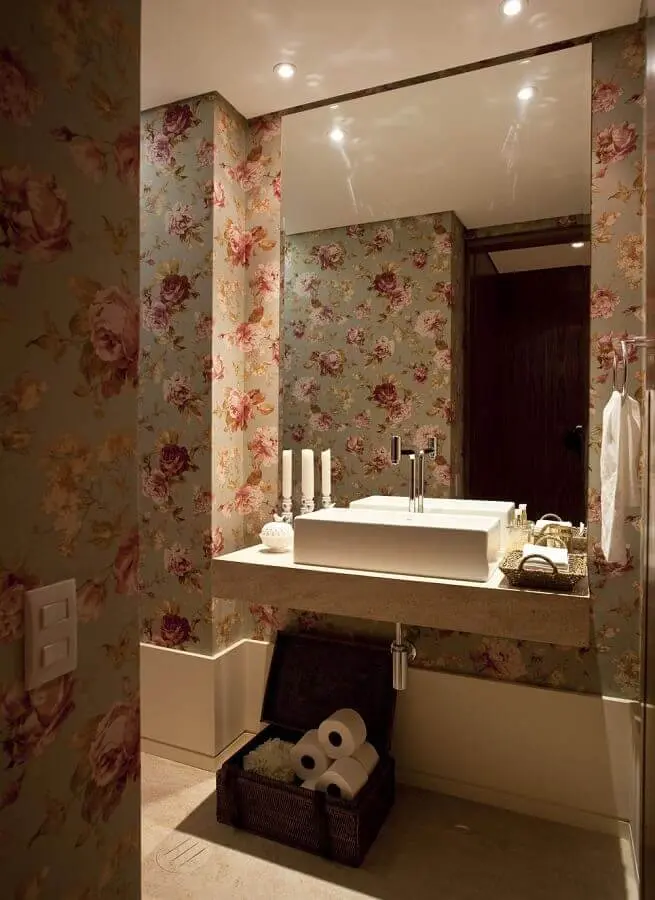 lavabo sofisticado decorado com papel de parede floral romântico Foto Maurício Karam