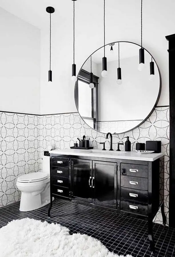 luminária pendente para banheiro branco e preto decorado com gabinete clássico Foto One Kindesign